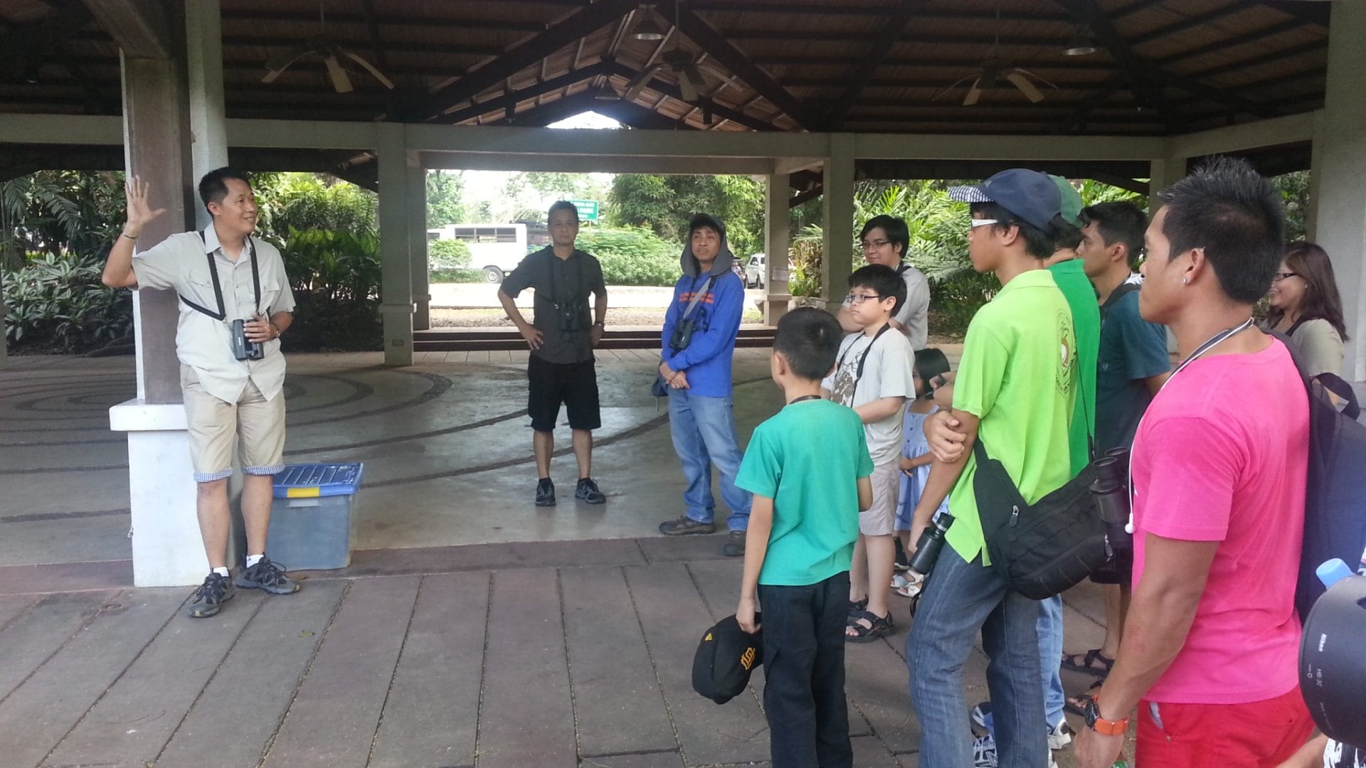 Mike giving the introductory talk about birding. Photo by Jun Osano.