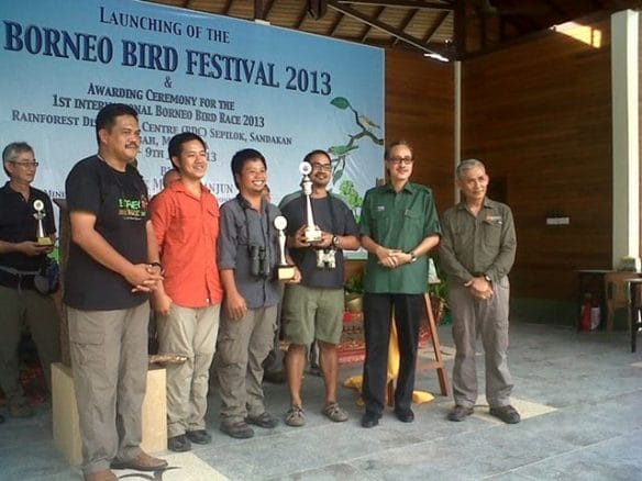 Wild Bird Club of Philippines won overall champion and Sabahleg titles. With them are Prudente (left), Masidi (second right) and Tengku Adlin (right) – Photo courtesy of Sandakan Borneo Bird Club.