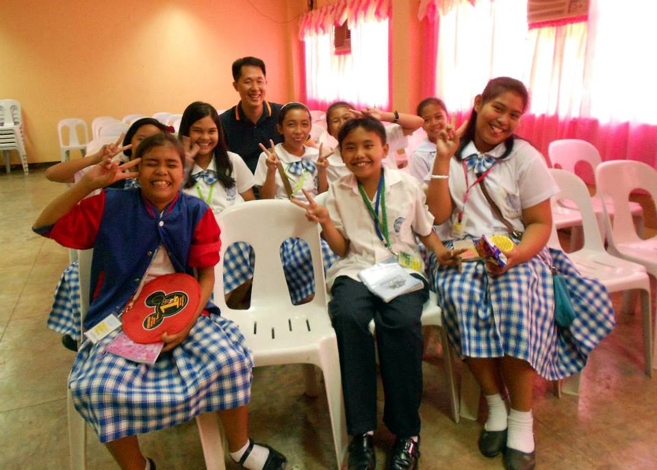 Mike Lu posing with some students of the Don Pablo Lorenzo High School. Photo by Tinggay Cinco