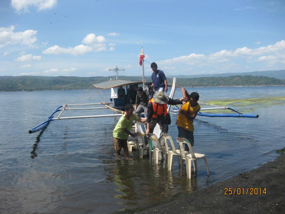 Disembarking from the bangka. Photo by Ipat Luna